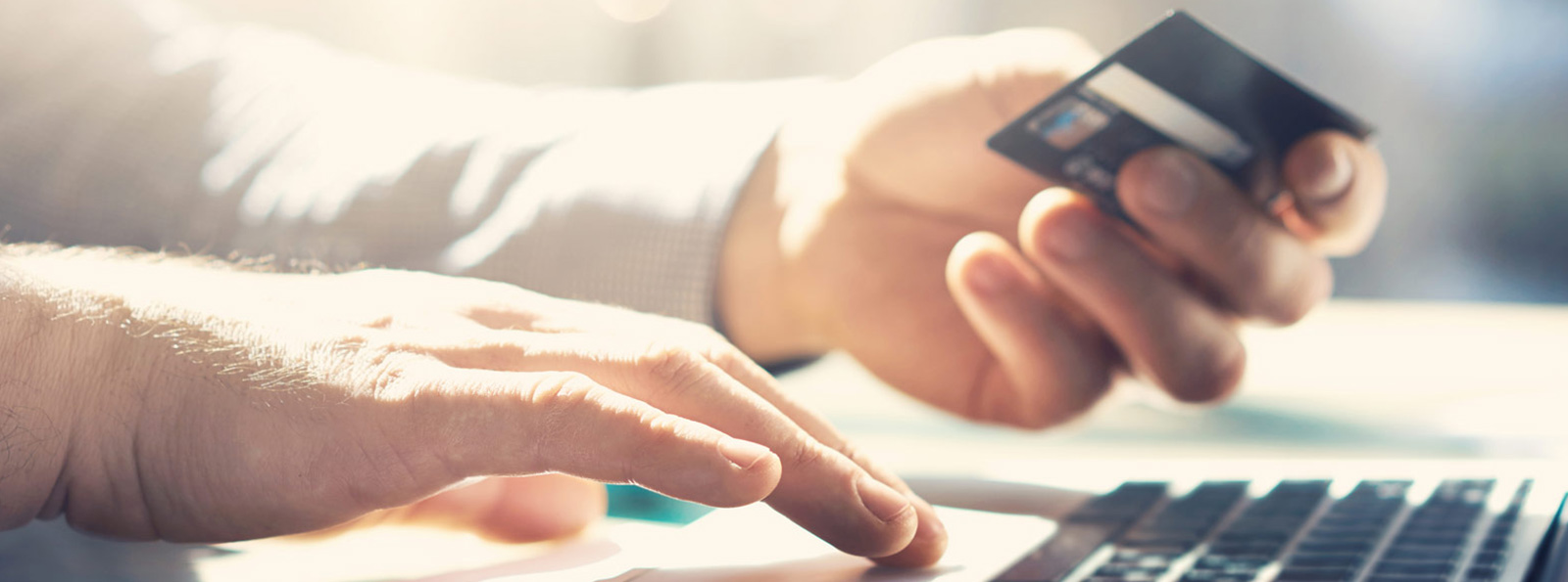 Person holding a credit card.